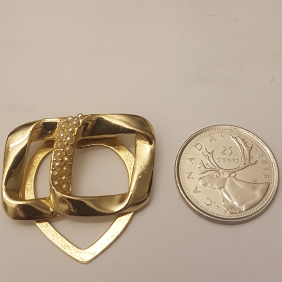 💲5️⃣ in 🛍️of2+  Gold Tone Geometric Ribbon Scarf Clip - Picture 8 of 9